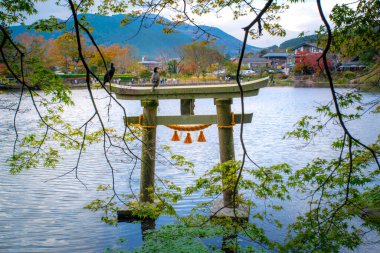 Kinrin-ko Gölü, Dakenshitanike olarak da bilinir, ya da Yufuin, Oita, Kyushu, Japonya 'daki Yufu-dake Dağı' nın eteklerindeki göl.
