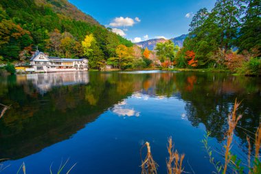 Kinrin-ko Gölü, Dakenshitanike olarak da bilinir, ya da Yufuin, Oita, Kyushu, Japonya 'daki Yufu-dake Dağı' nın eteklerindeki göl.