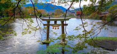 Kinrin-ko Gölü, Dakenshitanike olarak da bilinir, ya da Yufuin, Oita, Kyushu, Japonya 'daki Yufu-dake Dağı' nın eteklerindeki göl.