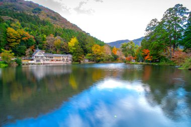 Kinrin-ko Gölü, Dakenshitanike olarak da bilinir, ya da Yufuin, Oita, Kyushu, Japonya 'daki Yufu-dake Dağı' nın eteklerindeki göl.