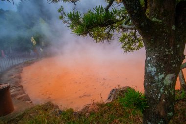 Beppu 'nun cehennemi, ya da Beppu no jigoku, Beppu şehrinin manzaralı güzelliklerinin yeri, tüm bu yedi cehennemin adı Beppu Jigoku Meguri, Beppu, Oita, Kyushu, Japonya
