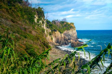 Ulusal Doğal Anıt, Karatsu, Saga, Kyushu, Japonya olarak adlandırılan, Genkai Denizi 'nin kayalıklara vuran fırtınalı dalgalarından oluşan erozyon sonucu oluşan nanatsugama.