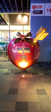 Fukuoka, Kyushu, Japonya - 24 Kasım 2024 - Mutlu Noeller temalı posta kutusunun süslemesi, Hakata istasyonunun önünde durun.