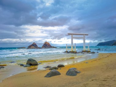 Itoshima şehrindeki Sakurai Futamigaura Sakurai Tapınağı 'nın beyaz Torii kapısı olarak bilinen Genkai Quasi-National Park' taki Meotoiwa, Fukuoka, Kyushu, Japonya adlı düğün çifti taşlarıyla ünlü.
