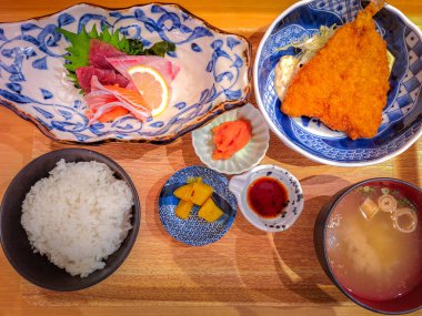 Japon yemek takımı, sashimi ve kızarmış balıklı pilav.