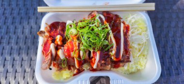 Kızarmış tavuklu yapışkan pilav, Tayland menüsünde beslenme çantası.