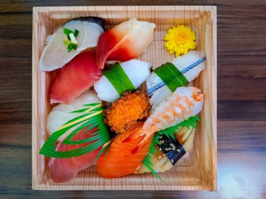 Suşi seti, çiğ deniz ürünü veya sebzeli sirkeli Japon pilavı.