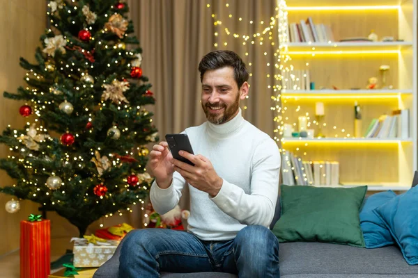Uomo Allegro Casa Usa Telefono Celebra Natale Capodanno Seduto Sul — Foto Stock