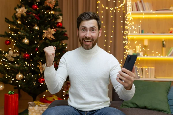 Retrato Hombre Feliz Casa Para Navidad Teléfono Hombre Negocios Celebrando —  Fotos de Stock