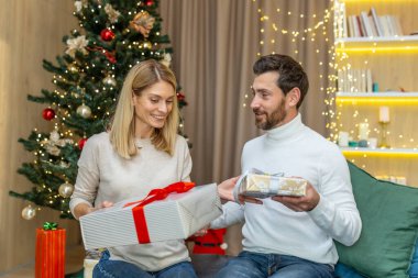 Noel 'de birbirine aşık bir çift Noel' i kutluyor ve Noel ağacının yakınındaki evdeki koltukta hediyelerimizi değiş tokuş ediyoruz..