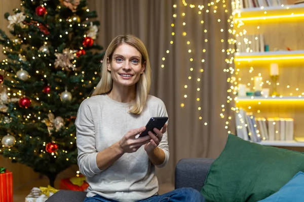 Woman Sitting Sofa Christmas Looking Camera Smiling Happy Celebrating New — Stock Photo, Image