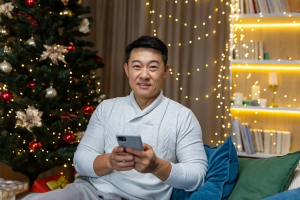 Retrato Hombre Feliz Casa Para Navidad Hombre Asiático Mirando Cámara —  Fotos de Stock