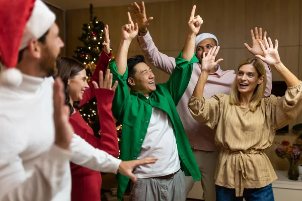Neşeli Grup Arkadaşları Yılbaşı Partisini Noel Arifesinde Evde Dans Ederek — Stok fotoğraf