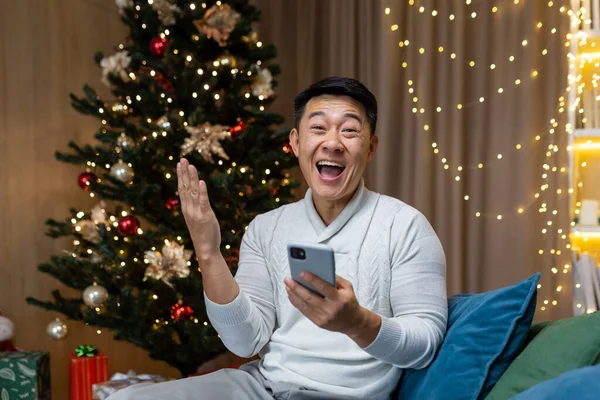 Vánoční Portrét Úspěšného Muže Asijský Muž Dívající Kamery Držící Ruku — Stock fotografie
