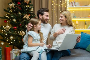 Olgun ebeveynler çocuklarına dizüstü bilgisayar kullanmayı internetten internet okumayı, oturma odasındaki koltukta oturmayı Noel ağacının arka planında oturmayı, anne ve babalarının küçük kızlarıyla birlikte oturmayı öğretirler..