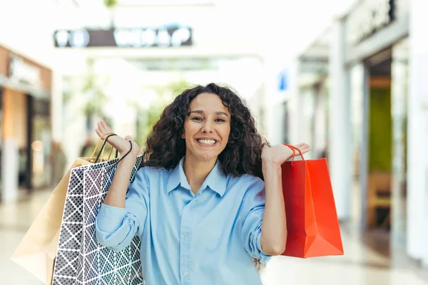 Retrato Una Mujer Feliz Comprador Mujer Hispana Supermercado Con Bolsas — Foto de Stock
