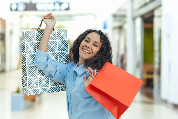 Retrato Una Mujer Feliz Comprador Mujer Hispana Supermercado Con Bolsas — Foto de Stock