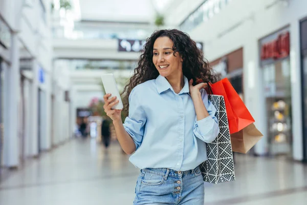 Szczęśliwa Odnosząca Sukcesy Kobieta Kupująca Ubrania Supermarkecie Latynoska Kobieta Trzymająca — Zdjęcie stockowe