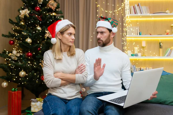 Noel 'de tatilde aile içi çatışma. Kadın kocasını kıskanarak kollarını kavuşturdu. Adam yazışmalarını, dizüstü bilgisayardaki konuşmalarını gösteriyor ki her şey yolunda..