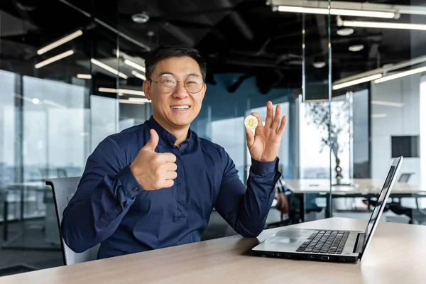 Glad Ung Man Asiatisk Affärsman Håller Bitcoin Händerna Tittar Kameran — Stockfoto