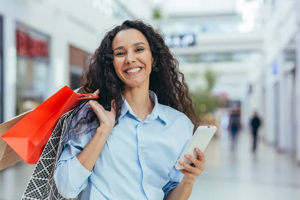 Retrato Mujer Hispana Feliz Compradora Tienda Mirando Cámara Sonriendo Sosteniendo — Foto de Stock