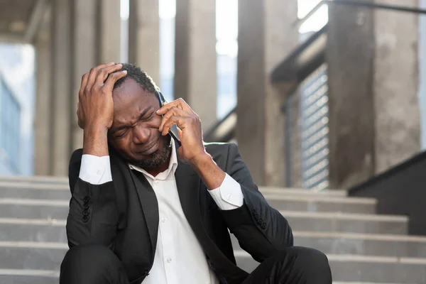 Smutny Pracownik Biurowy Garniturze Biznesowym Rozmawiający Przez Telefon Siedzący Schodach — Zdjęcie stockowe