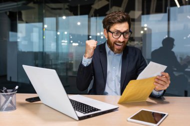 Başarılı yatırımcı bankadan iyi haberlerle dolu bir tebligat mektubu aldı, iş adamı zarfı açtı ve haberi okudu ve sevinçle karşıladı. .