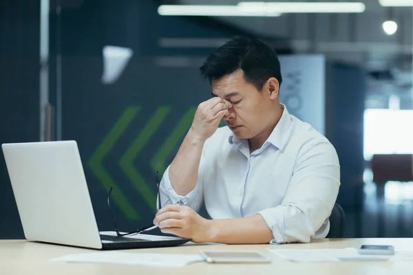 Cansado Jovem Empresário Asiático Segura Cabeça Sente Fadiga Tensão Cabeça — Fotografia de Stock