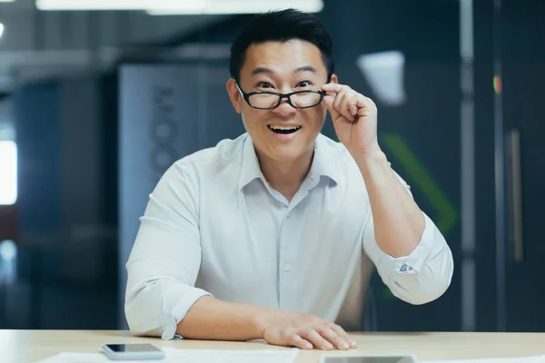 Porträtt Glad Ung Asiatisk Man Sitter Kontoret Vid Bordet Med — Stockfoto