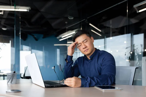 Pensando Triste Asiático Homem Com Olhos Fechados Trabalhando Escritório Dentro — Fotografia de Stock