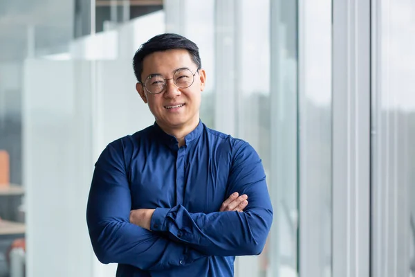 Porträtt Framgångsrik Mogen Chef Senior Affärsman Glasögon Asiatiska Tittar Kameran — Stockfoto