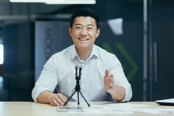 Porträtt Ung Asiatisk Man Som Sänder Sin Ljudpodcast Med Hjälp — Stockfoto