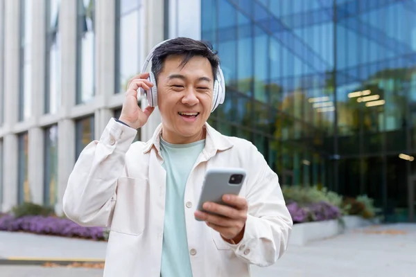 Hombre Asiático Ropa Casual Escuchando Música Auriculares Sonriendo Feliz Programador — Foto de Stock