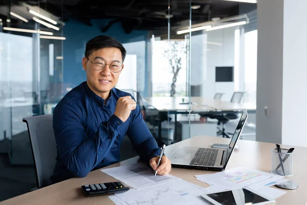 Porträtt Framgångsrik Nöjd Asiatisk Finansman Revisor Man Skjorta Och Glasögon — Stockfoto
