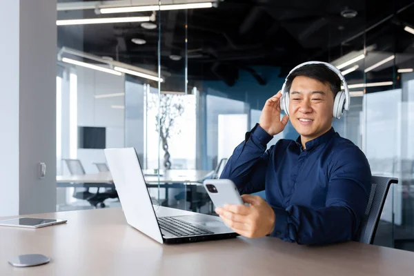 Empresario Escuchando Música Podcast Lugar Trabajo Hombre Asiático Sonriendo Feliz — Foto de Stock