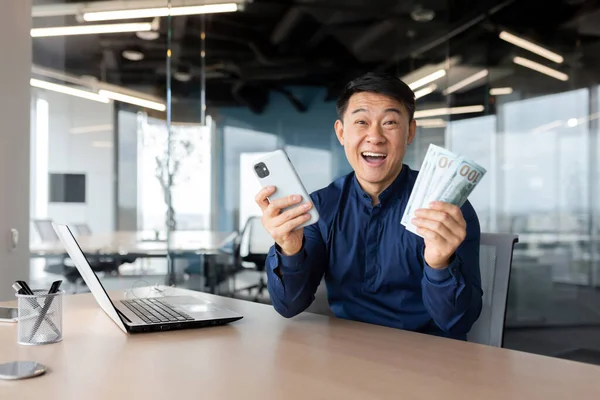 Портрет Успішний Бізнесмен Азіатський Посміхається Задоволено Дивиться Камеру Тримаючи Телефон — стокове фото