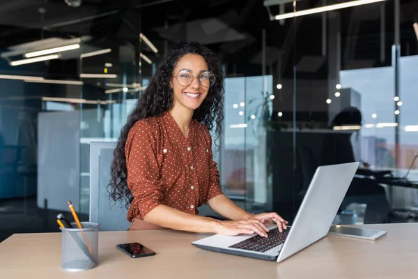 Young Beautiful Hispanic Woman Working Modern Office Businesswoman Smiling Looking — Stock Photo, Image