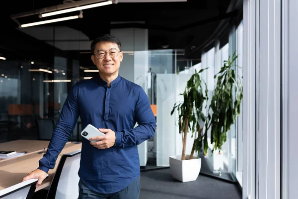 Porträtt Framgångsrik Asiatisk Affärsman Man Glasögon Och Skjorta Ler Och — Stockfoto