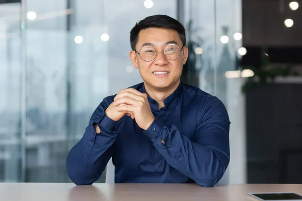 Ung Framgångsrik Asiatisk Affärsman Tittar Caper Och Leende Videosamtal Sitter — Stockfoto