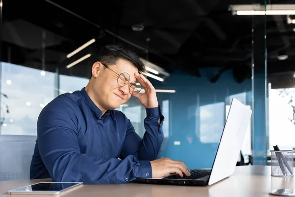 Asiático Empresário Chefe Doente Tem Dor Cabeça Severa Homem Óculos — Fotografia de Stock
