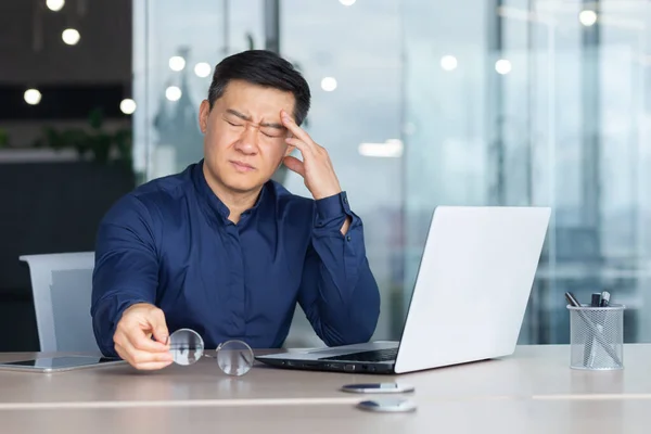Asiático Empresário Chefe Doente Tem Dor Cabeça Severa Homem Óculos — Fotografia de Stock