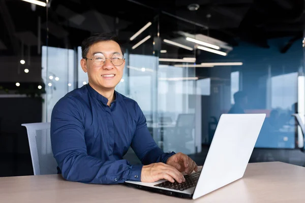 Framgångsrik Asiatisk Affärsman Ler Och Tittar Kameran Programmerare Porter Inne — Stockfoto