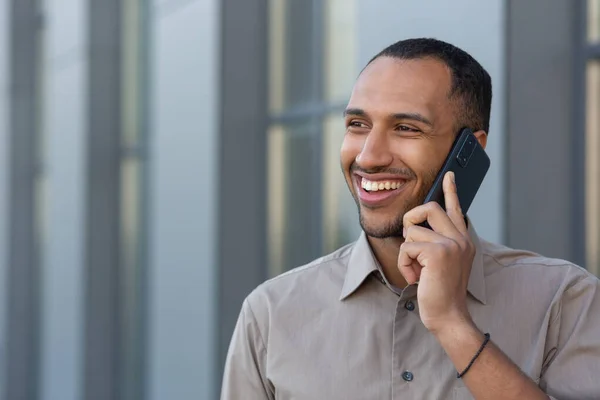 Wesoły Uśmiechnięty Afroamerykanin Rozmawiający Przez Telefon Mężczyzna Zewnątrz Biurowca Koszuli — Zdjęcie stockowe