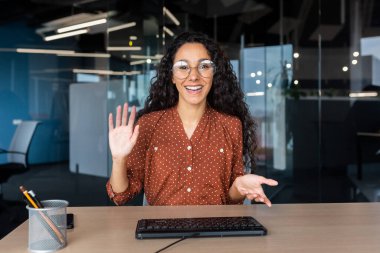 Çevrimiçi müşteri desteği video çağrısı, Latin Amerikalı kadın web kamerasına bakıyor gülümseyen ve danışmanlık yapan müşteriler, ofis içi yardım hattı çalışanı.