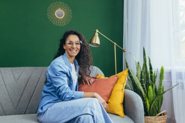 Gözlüklü, gülümseyen ve kameraya bakan neşeli İspanyol kadının portresi..