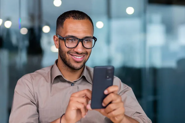 Zbliżenie Uśmiechniętego Afro Amerykańskiego Biznesmena Korzystającego Wiadomości Telefonicznych Przeglądającego Strony — Zdjęcie stockowe