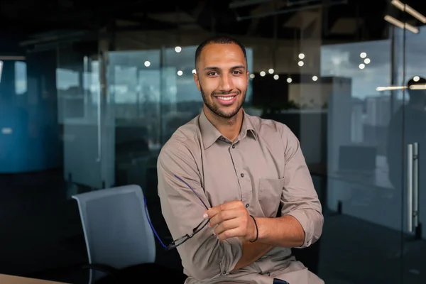 Portret Afrykańskiego Biznesmena Biurze Mężczyzna Koszuli Stojący Przy Oknie Uśmiechnięty — Zdjęcie stockowe