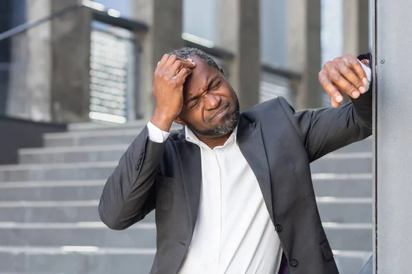 Starszy Afro Amerykański Biznesmen Cierpiący Silny Ból Głowy Presję Stoi — Zdjęcie stockowe