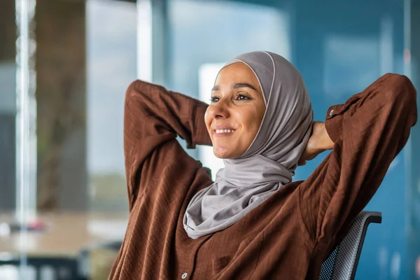 Мрія Посміхаючись Молода Арабська Жінка Хіджабі Сидить Офісі Стільці Тримаючи — стокове фото
