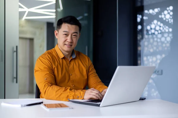 Porträtt Glad Och Nöjd Asiatisk Programmerare Inne Kontoret Arbetar Med — Stockfoto